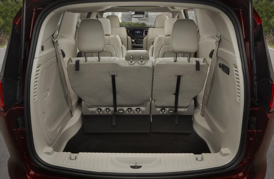 Багажник Chrysler Pacifica Limited (RU) 2016 года  (фото 36 из 40)